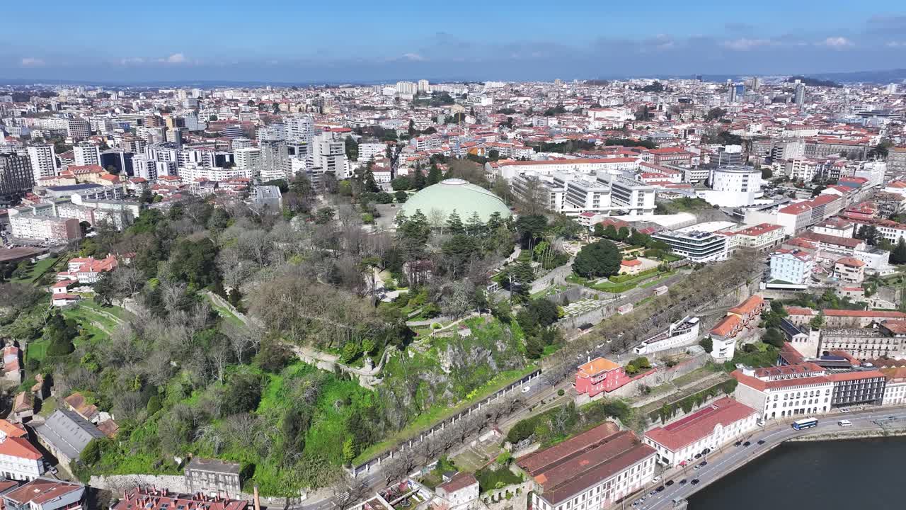 Parco Naturale a Porto nel Distretto di Porto, Portogallo. Paesaggio di un parco divertimenti. Arena moderna. Scenario di uno stadio sportivo. Parco Naturale a Porto in Portogallo. Attrazione turistica.