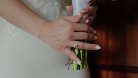 Die-Braut-Präsentiert-Ihren-Ehering-Und-Hält-Einen-Blumenstrauß-In-Der-Hand,-Ein-Moment-Der-Eleganz-Und-Hingabe