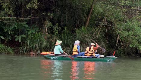 los turistas disfrutan de un paseo en barco en ninh binh