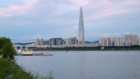 puesta de sol sobre el río han con la torre lotte world en el fondo - vista escénica estática de gran angular