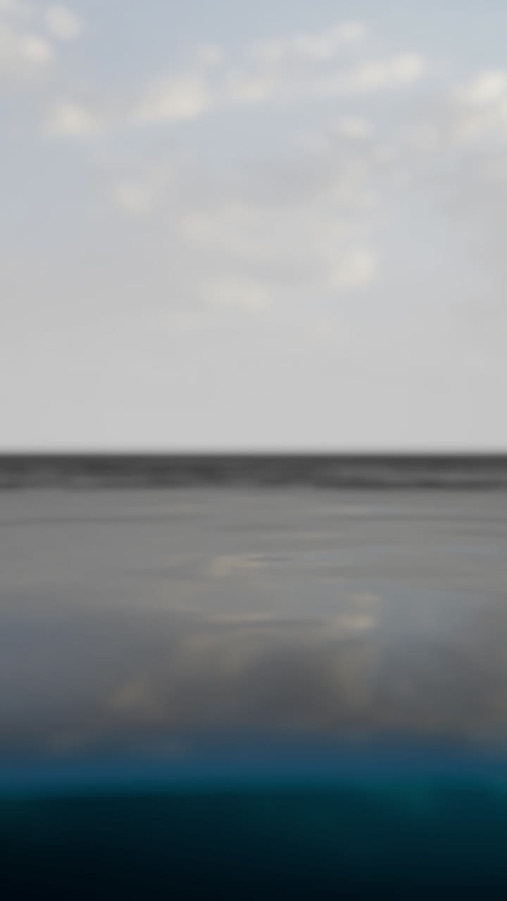 Stille hav med en blå himmel