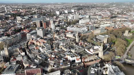 centro de la ciudad de bristol, reino unido, estableciendo un disparo aéreo