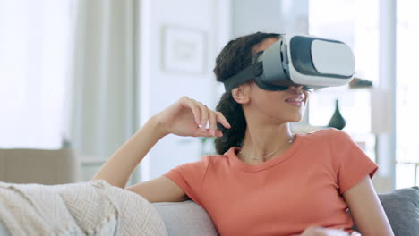mujer experimentando la realidad virtual en casa