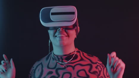 mujer experimentando la realidad virtual