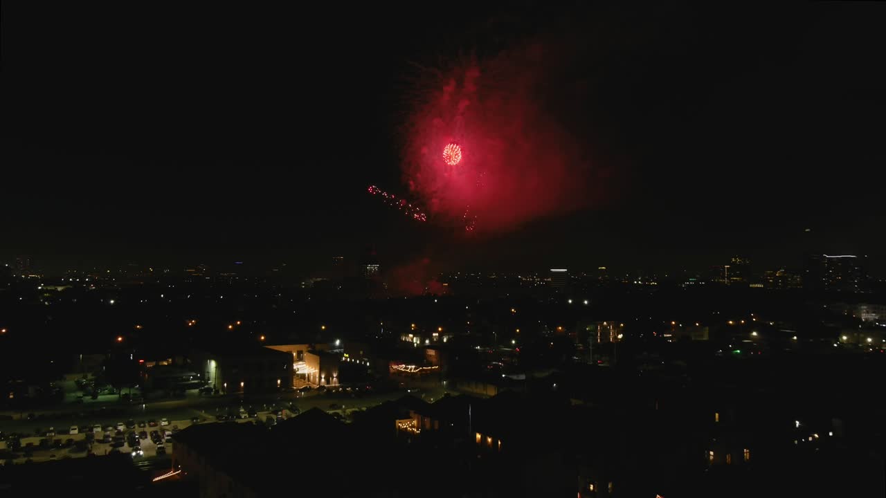 antena de fuegos artificiales del 4 de julio en houston por la noche