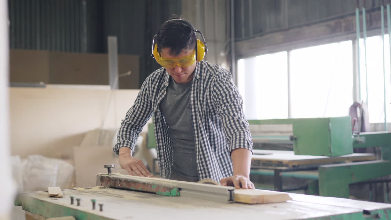 trabajador de la madera que opera una sierra de mesa