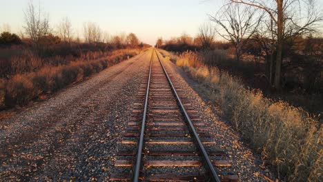 Endlose-Eisenbahnstraße-Bei-Sonnenuntergang,-Blick-Nach-Vorne-Auf-Den-Dolly