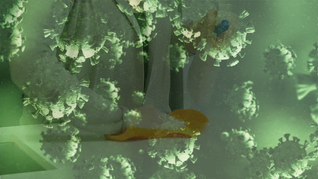 клетки ковид-19 движутся против очистки человека и использования спринклеров