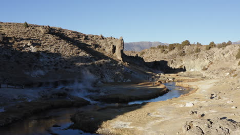 Fuente-Termal-Humeante-En-El-Valle-Rocoso,-Fuente-Geotérmica-En-El-Bosque-Nacional-Inyo,-Antena