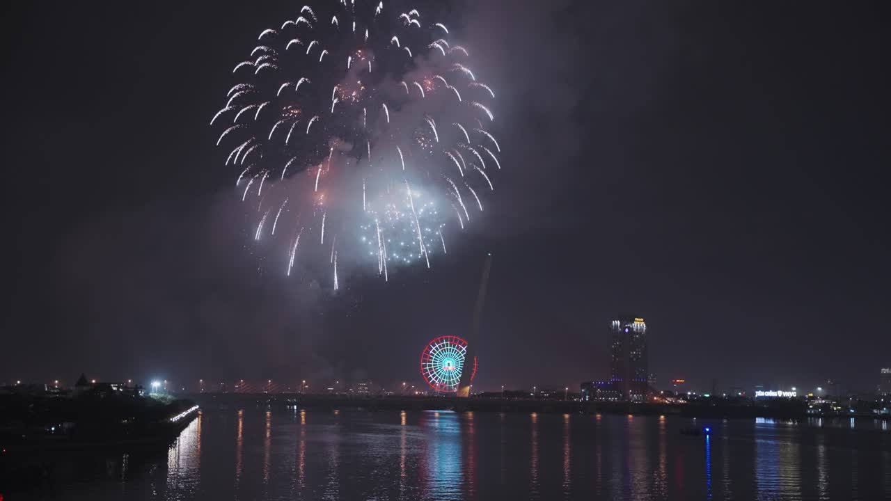 coloridos fuegos artificiales iluminan el cielo para el año nuevo lunar y las vacaciones de tet sobre el río han en danang, vietnam