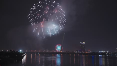 Coloridos-Fuegos-Artificiales-Iluminan-El-Cielo-Para-El-Año-Nuevo-Lunar-Y-Las-Vacaciones-De-Tet-Sobre-El-Río-Han-En-Danang,-Vietnam