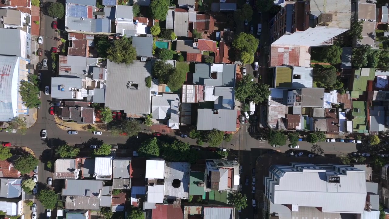 Imagens aéreas capturando um bairro residencial em Posadas, Misiones, Argentina, mostrando casas, árvores e ruas de cima em um dia ensolarado
