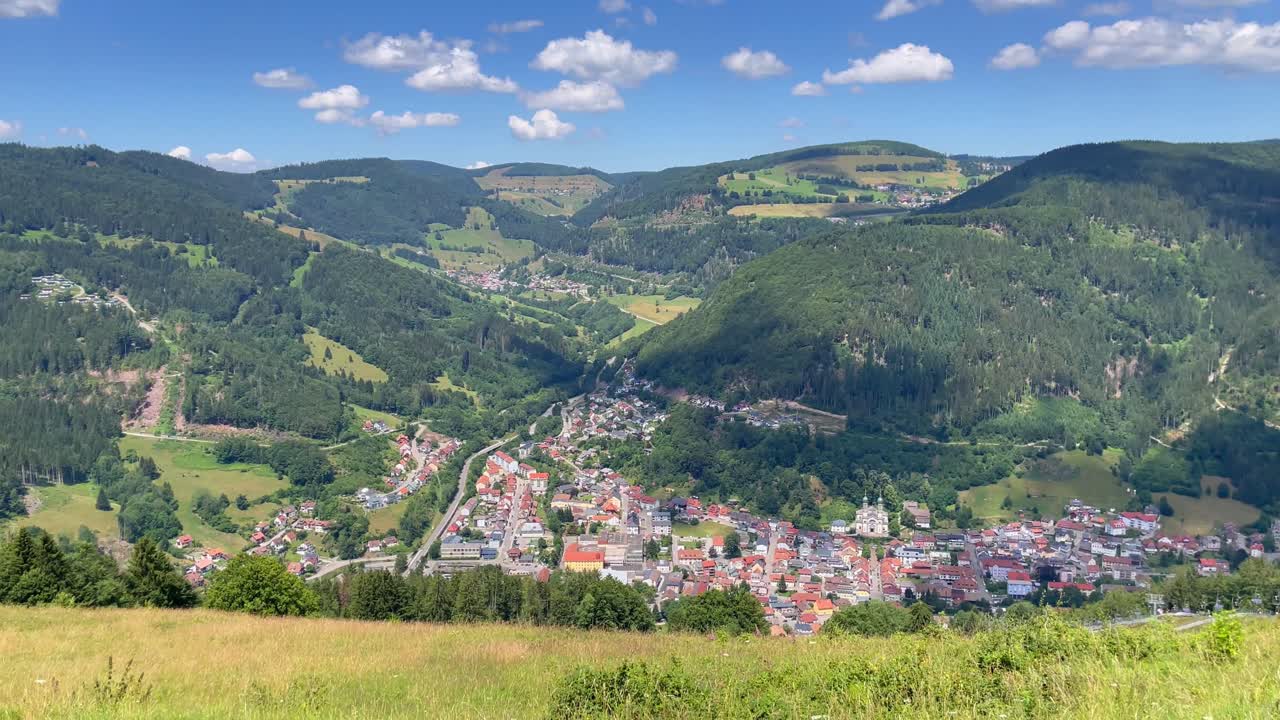vista panorámica de una aldea bávara ubicada en un valle