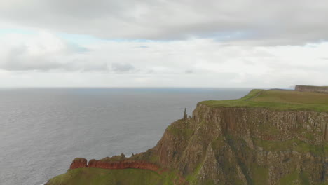 Drone-Volando-Sobre-Acantilados-Escarpados,-Revelando-Una-Vista-Clara-Del-Océano-Atlántico-Norte