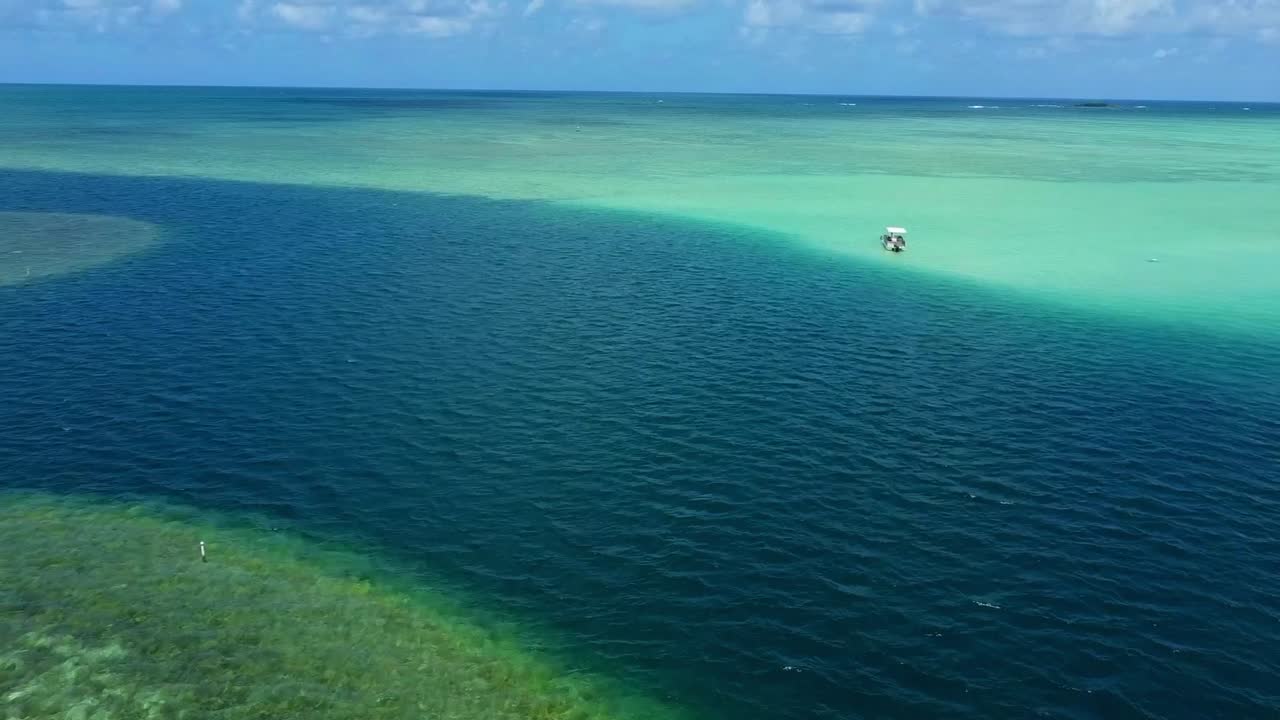 volando hacia el borde del banco de arena de kaneohe sobre tranquilas aguas color turquesa en oahu, hawai