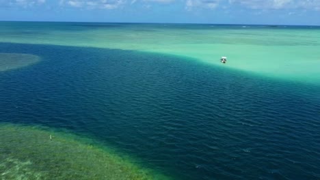 Flying-towards-edge-of-Kaneohe-Sandbar-over-calm-turquoise-water-in-Oahu,-Hawaii