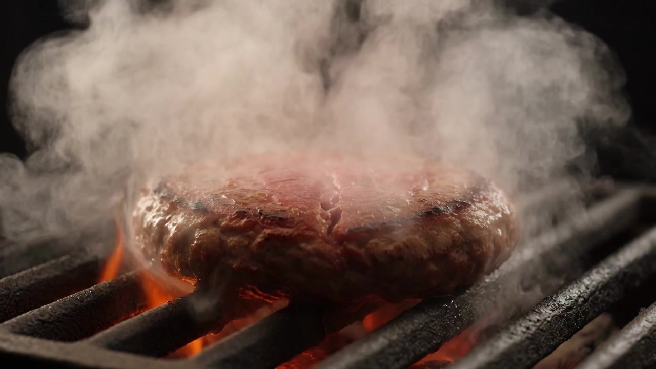 Oksekødsburgerbøf griller over åben ild