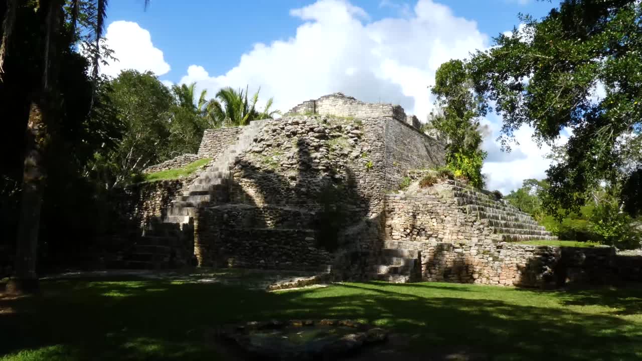 el templo del rey en el sitio maya de kohunlich - quintana roo, méxico
