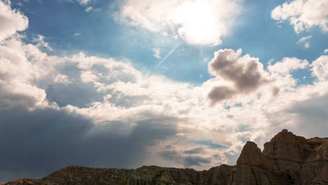 nubes de tormenta de lapso de tiempo cubren los rayos del sol en el cañón redrock