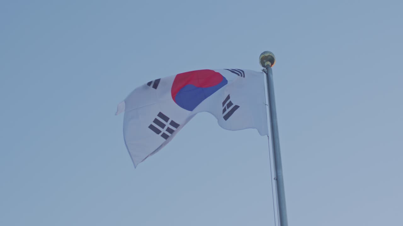bandera nacional de corea del sur ondeando en el viento tiempo ventoso en el cielo azul