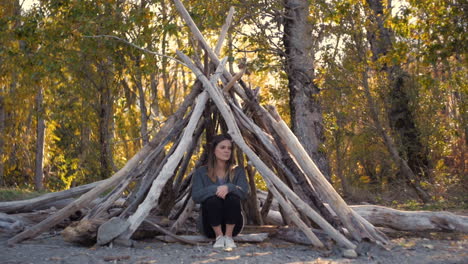 Una-Joven-Contemplativa-En-El-Bosque-Bajo-Stick-Fort.