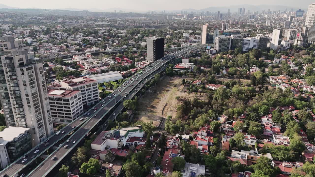 vista aérea en cámara lenta de una autopista en la ciudad de méxico