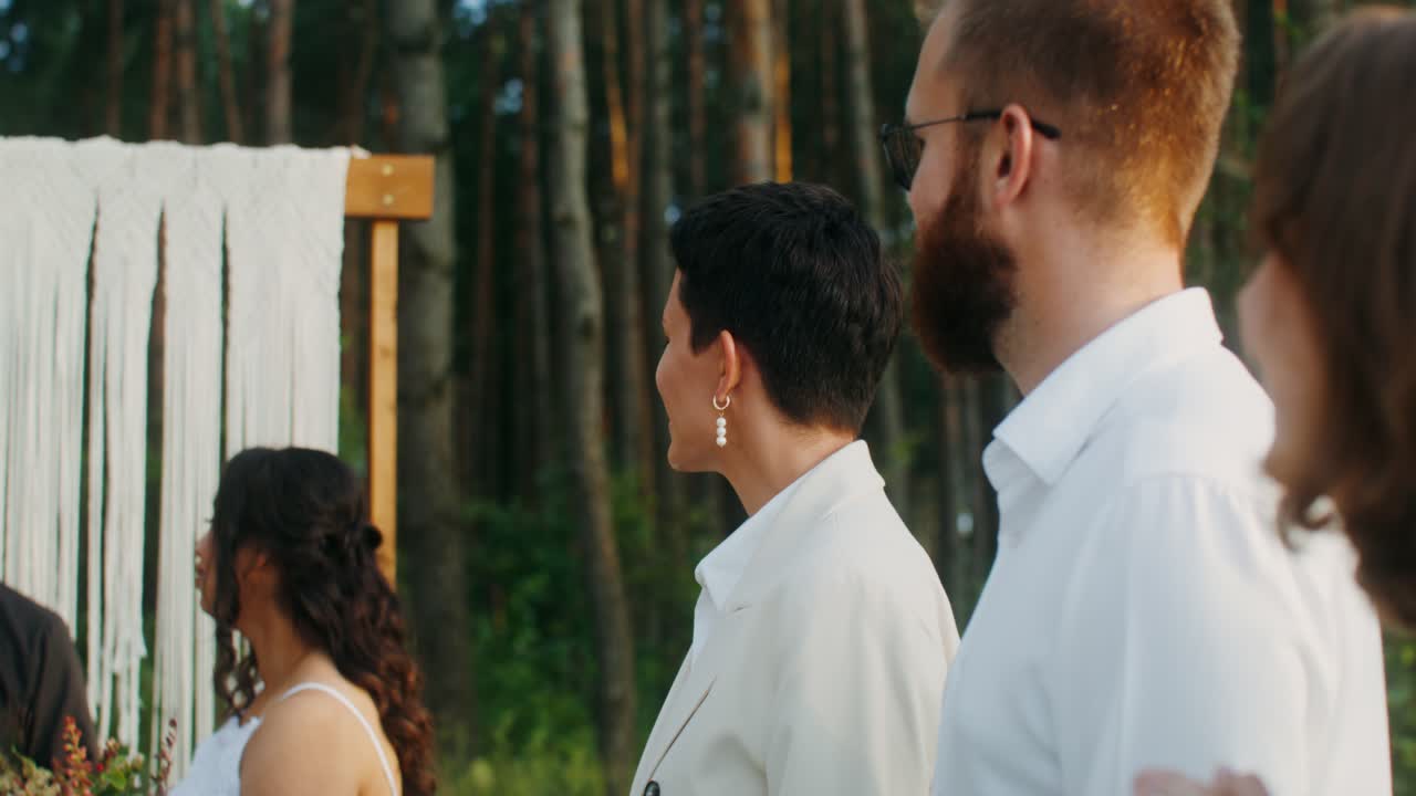 숲에서 야외 결혼식