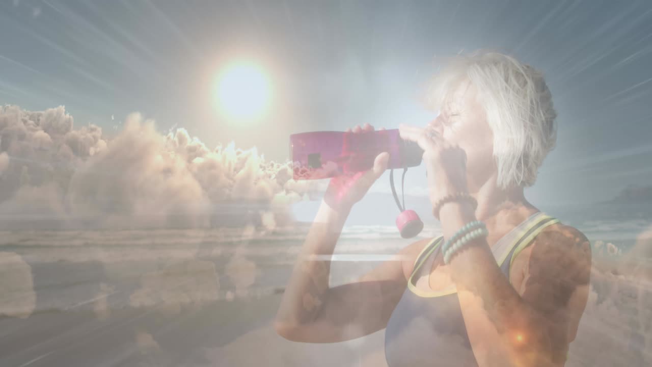 animación de luz brillante sobre una mujer de edad avanzada bebiendo agua durante el ejercicio