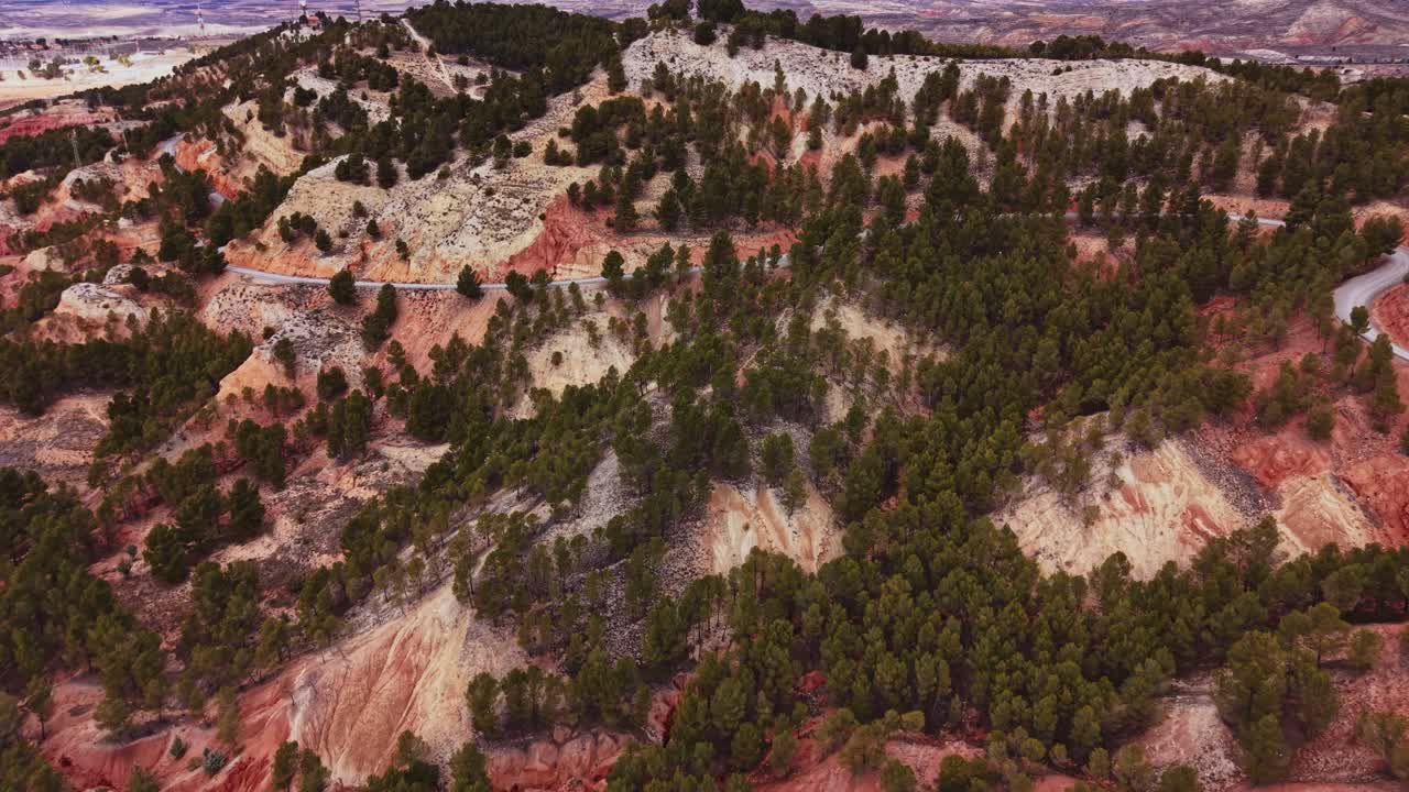 Esplora il paesaggio naturale spagnolo con dolci colline e alberi