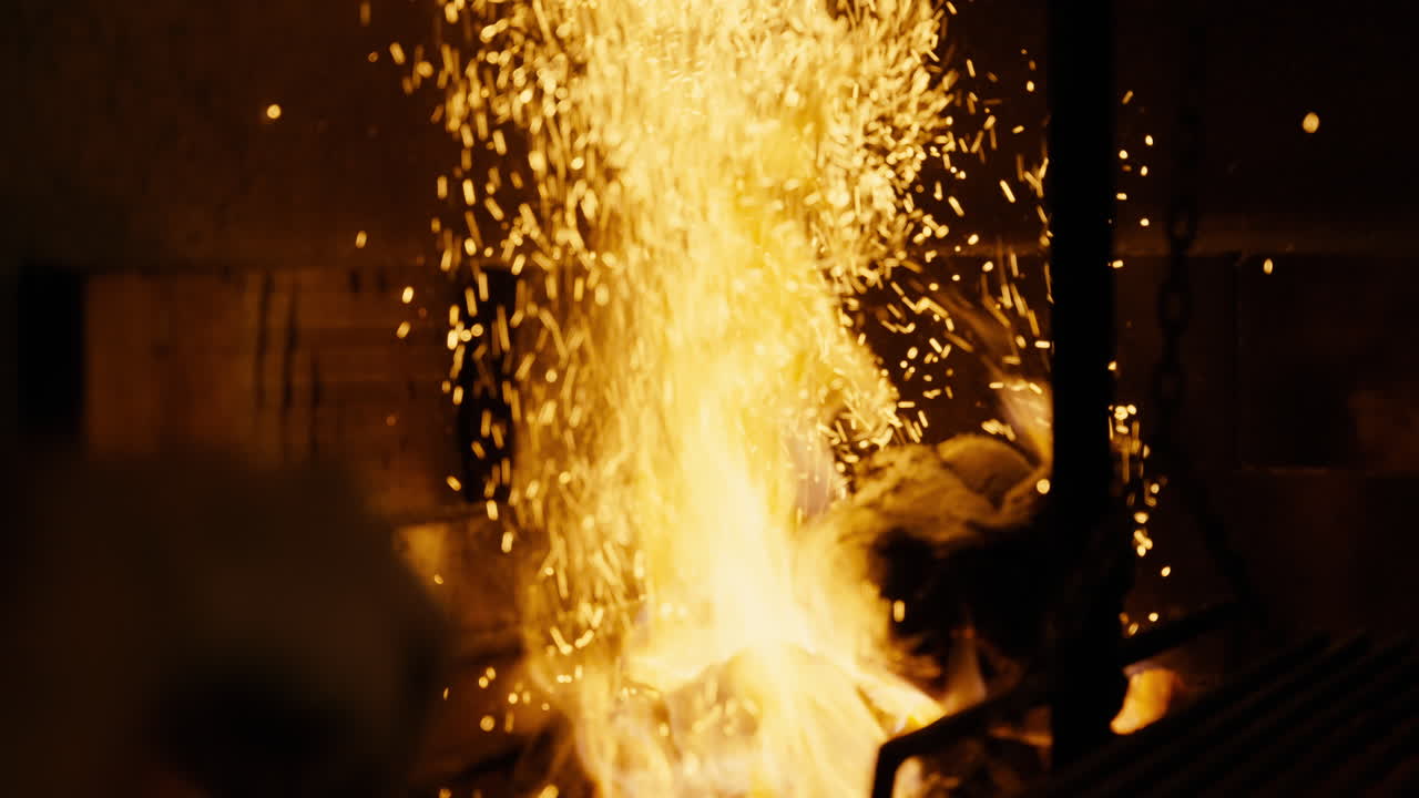 Scintille luminose che volano da un fuoco ardente al rallentatore.