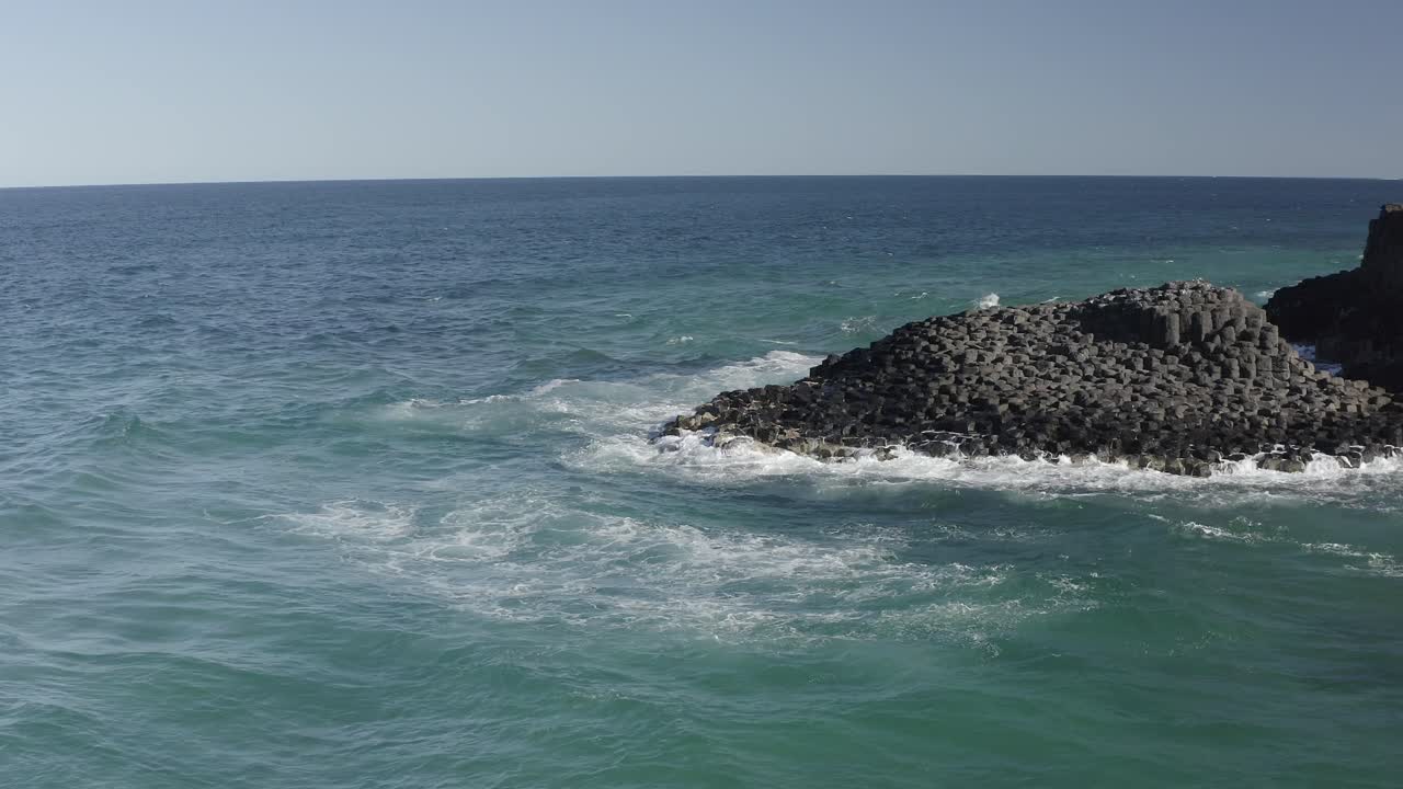 vistas aéreas de la formación rocosa de la calzada de fingeral head cerca de tweed heads en el norte de nueva gales del sur, australia