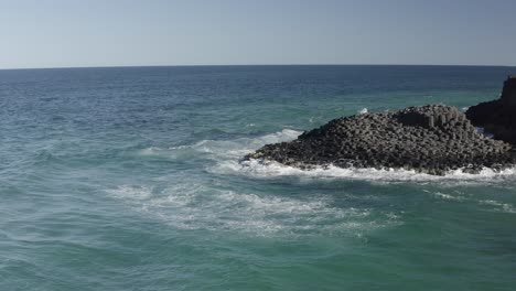 Vistas-Aéreas-De-La-Formación-Rocosa-De-La-Calzada-De-Fingal-Head-Cerca-De-Tweed-Heads-En-El-Norte-De-Nueva-Gales-Del-Sur,-Australia