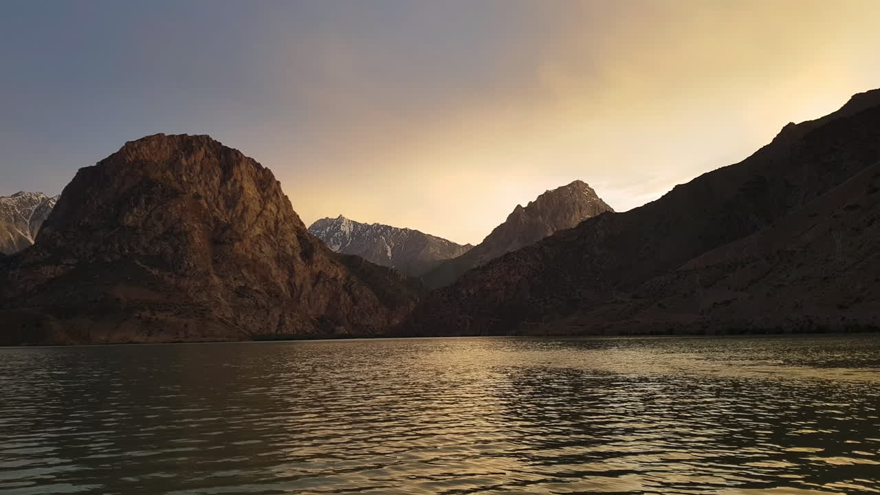 lago iskanderkul y colinas de montaña, paisaje de la zona rural de tayikistán, panorama