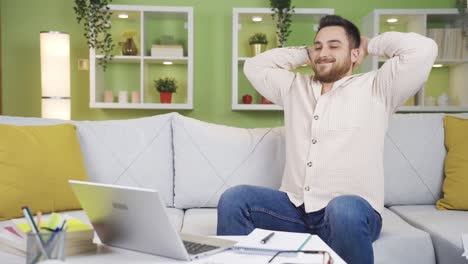 el hombre que trabaja en casa es feliz cuando termina su trabajo.