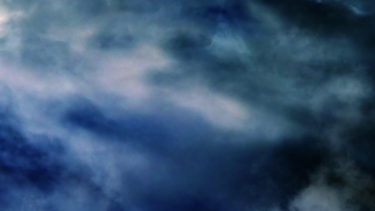 timelapse, una tormenta que se produce en las nubes oscuras y provoca relámpagos