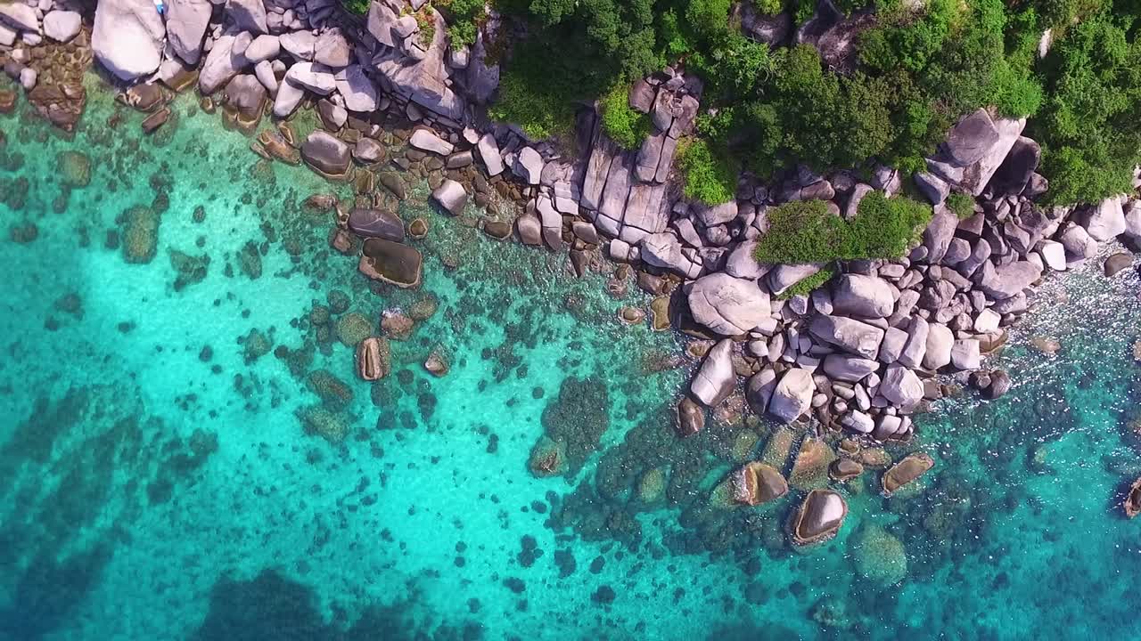 Pohled z dronu nad pobřežím thajského ostrova.