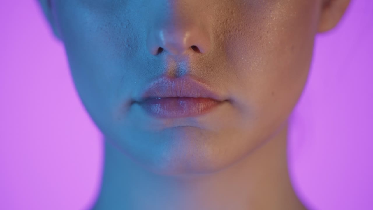 close shot modelo femenina mueve su boca labios hacia el lado en desaprobación croma fondo usando lápiz labial y maquillaje