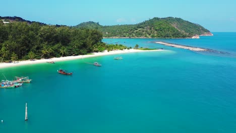 Pequeños-Botes-Que-Rodean-El-Islote-De-Arena-En-La-Costa-Norte-De-Tailandia