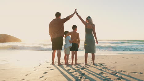 Espalda,-Playa-Y-Familia-Tomados-De-La-Mano