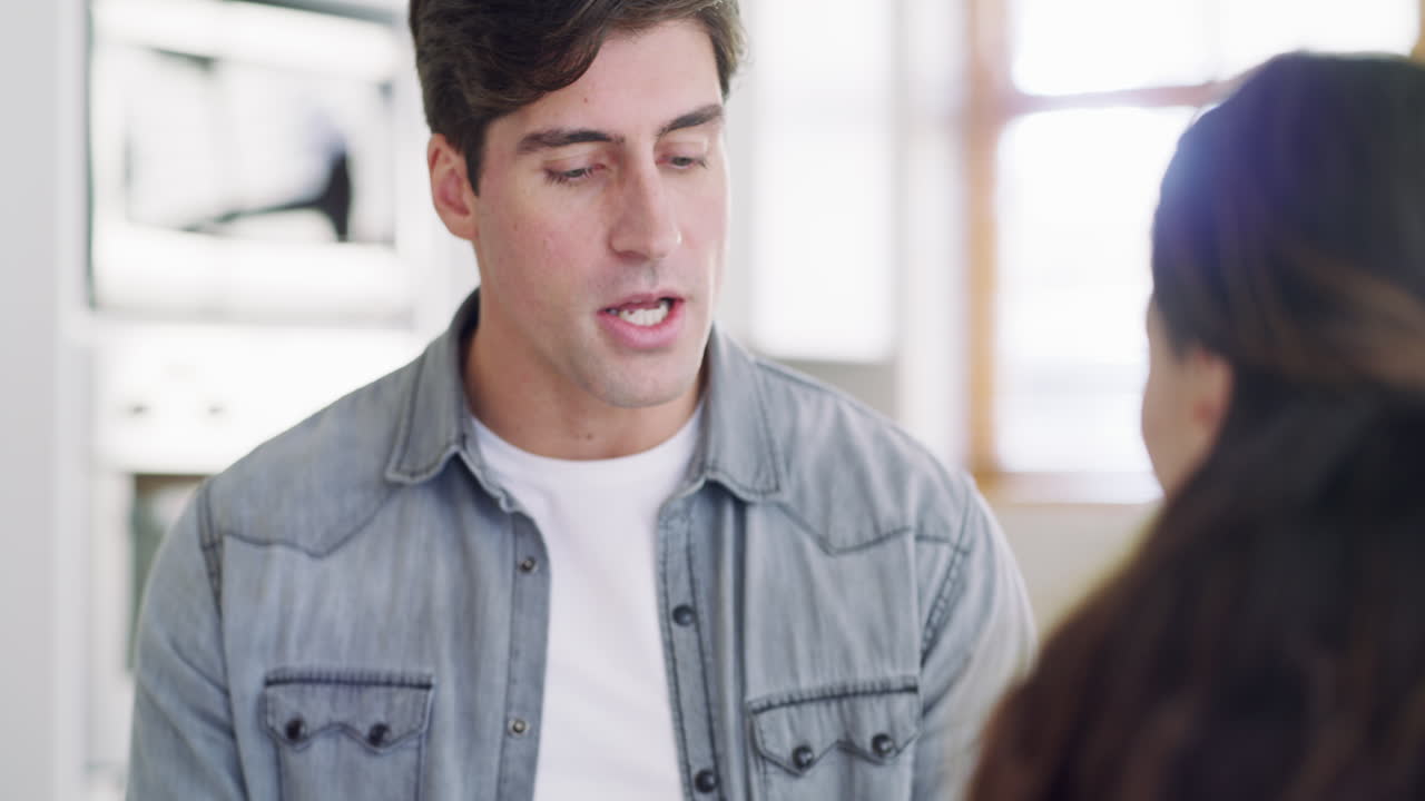 재정적 문제들이 그들을 제압하고 있습니다.