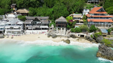 Orilla-Arenosa-De-La-Playa-De-Bingin-Bali-Con-Hoteles-Y-Restaurantes-Encaramados-En-Los-Acantilados-De-Uluwatu