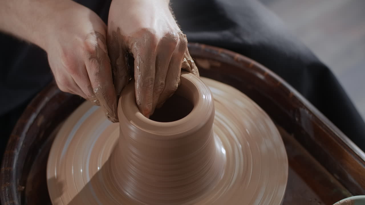 도자기 바 에 점토 를 는 손 들
