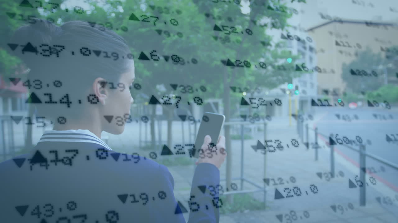 스마트폰을 사용하는 양색 사업가 여성에 대한 주식 시장의 애니메이션.