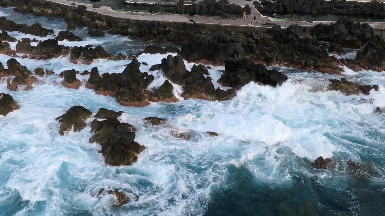 Piscine vulcaniche di Porto Moniz a Madeira, Portogallo, riprese con droni di scogliere, oceano, luoghi balneari naturali e case filmate al tramonto
