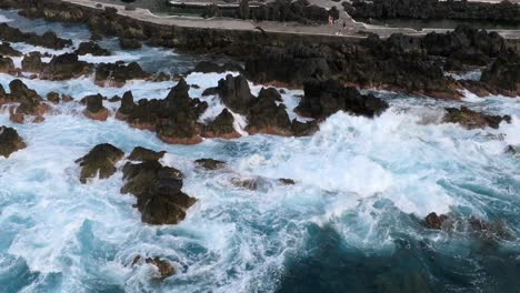 Piscinas-Volcánicas-De-Porto-Moniz-En-Madeira-Portugal-Imágenes-Con-Drones-De-Acantilados,-Océano,-Lugares-Naturales-Para-Bañarse-Y-Casas-Filmadas-Al-Atardecer