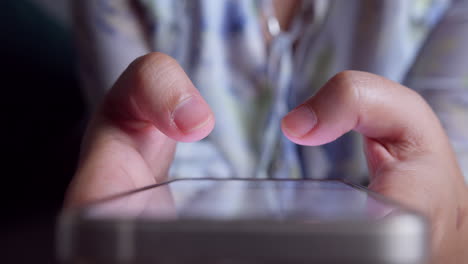 primer plano de una mano deslizándose en la pantalla de un teléfono inteligente para la selección de enfoque