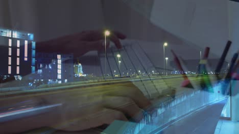 animación de manos trabajando en una computadora portátil sobre el tráfico acelerado en la ciudad por la noche