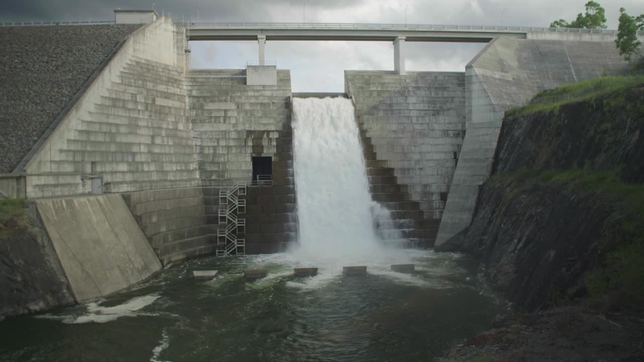 흐린 날 댐의 넓은 변덕스러운 샷