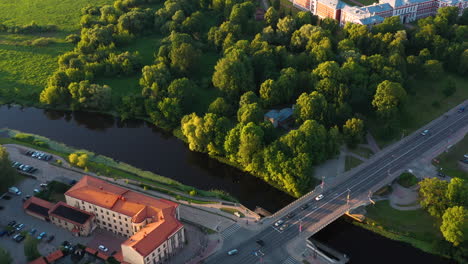 vista aérea de una ciudad con un río y un puente