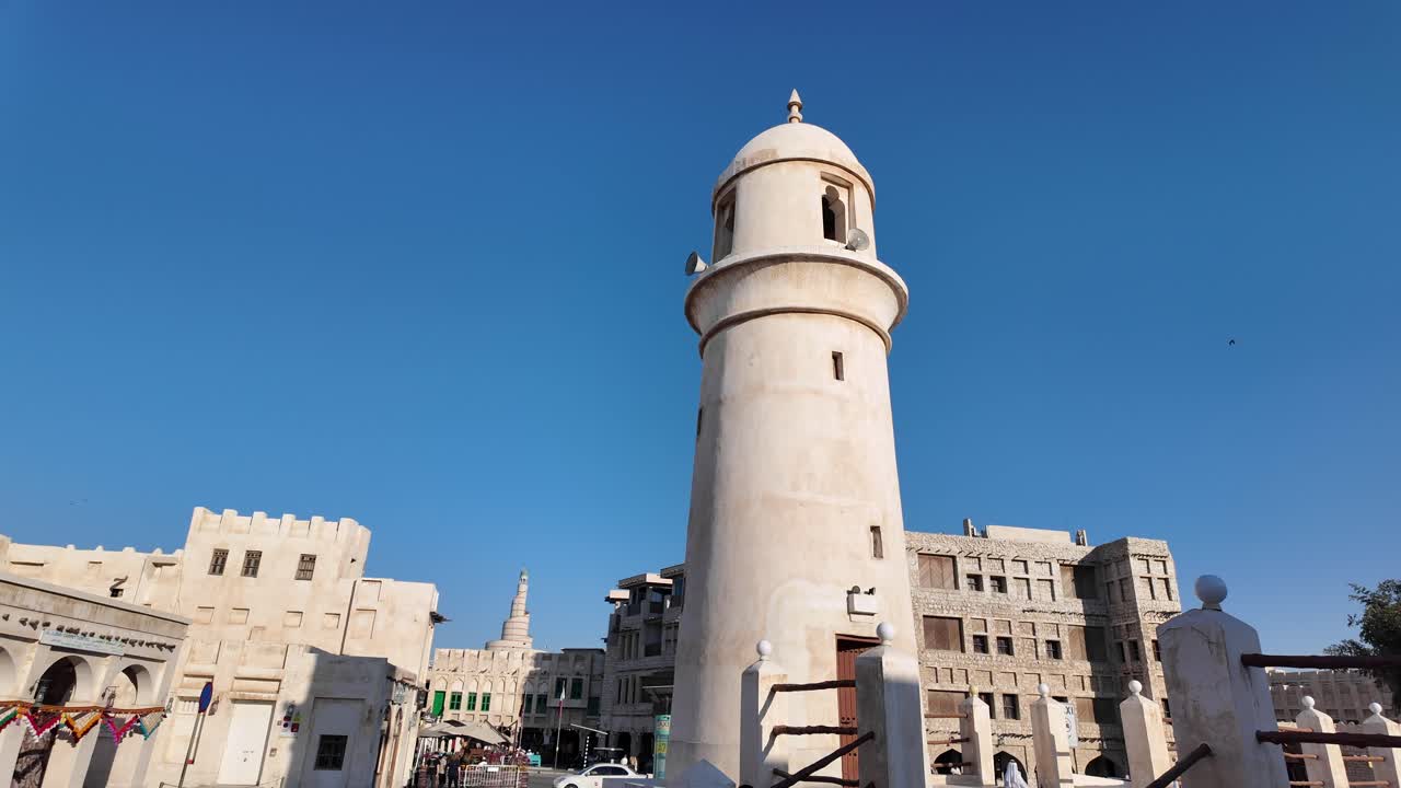 Minareto tradizionale ed edifici storici in una città mediorientale